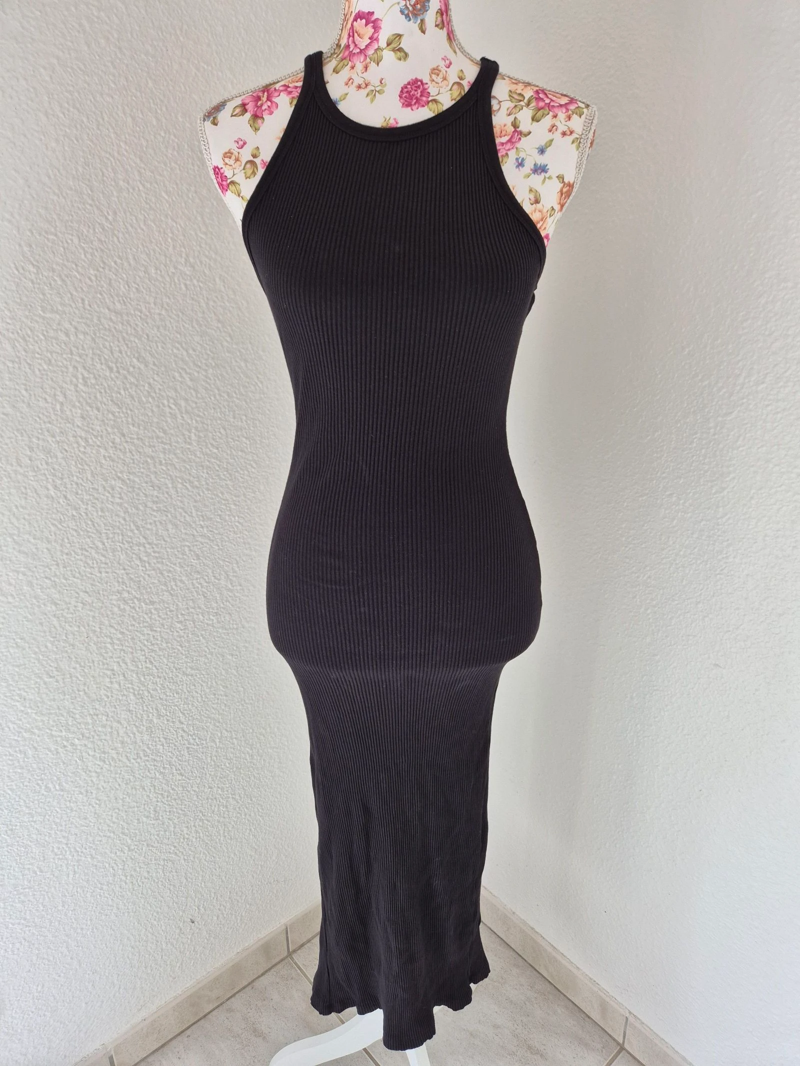 Robe longue noire Bershka côtelée – dos nageur – moulante – fente arrière – taille S